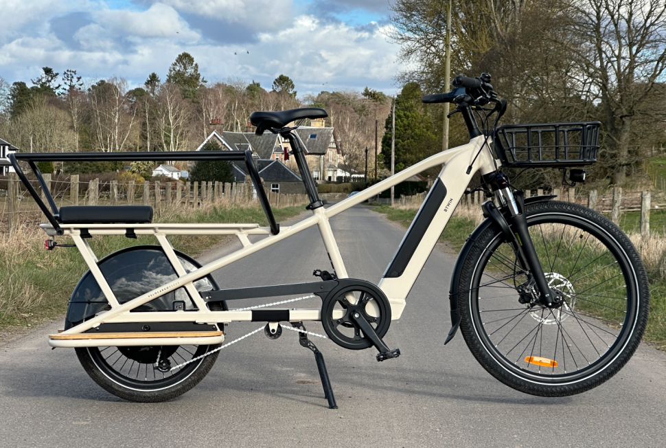 Decathlon ELOPS R500 Longtail electric cargo bike in a city setting.